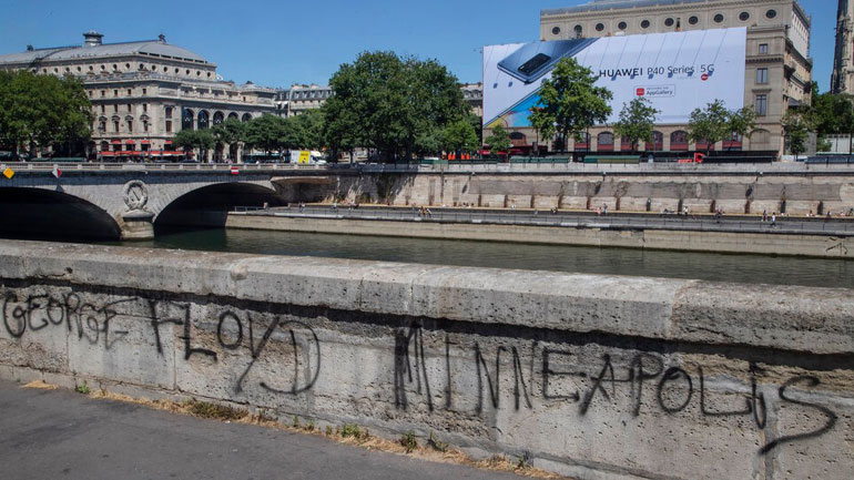 Αντιρατσιστική διαδήλωση έξω από την πρεσβεία των ΗΠΑ στο Παρίσι