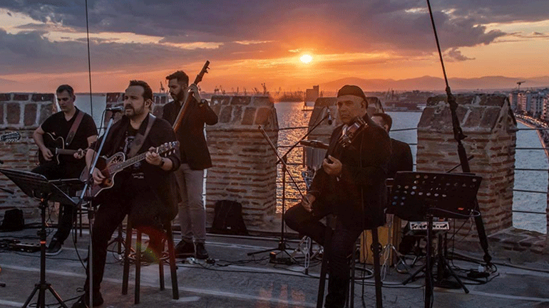 Ο Κώστας Μακεδόνας τραγουδά από τον Λευκό Πύργο!