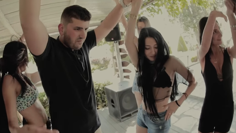 Το πρώτο τραγούδι του Νίκου Χαρδαλιά: «Τώρα τέλος η καραντίνα όλοι έξω για ένα μήνα»