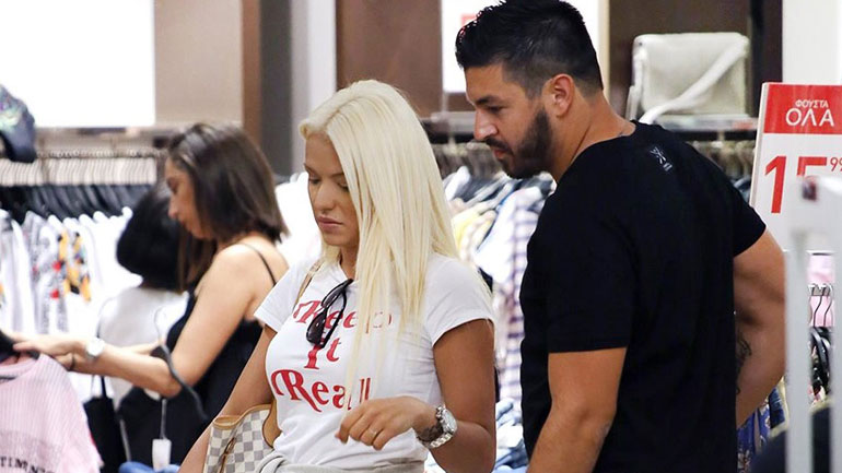 Φανερά συγκινημένη η Στέλλα Μιζεράκη στο μνημόσυνο του Πάνου Ζάρλα