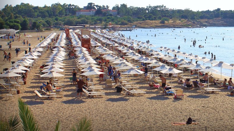 Επιστρέφουν ο καφές και τα τραπέζια στις παραλίες