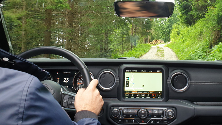 Η μαγεία της φύσης μέσα από το παρμπρίζ ενός Jeep