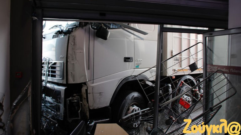 Φορτηγό εισέβαλε σε κατάστημα – Κατέληξε ο οδηγός