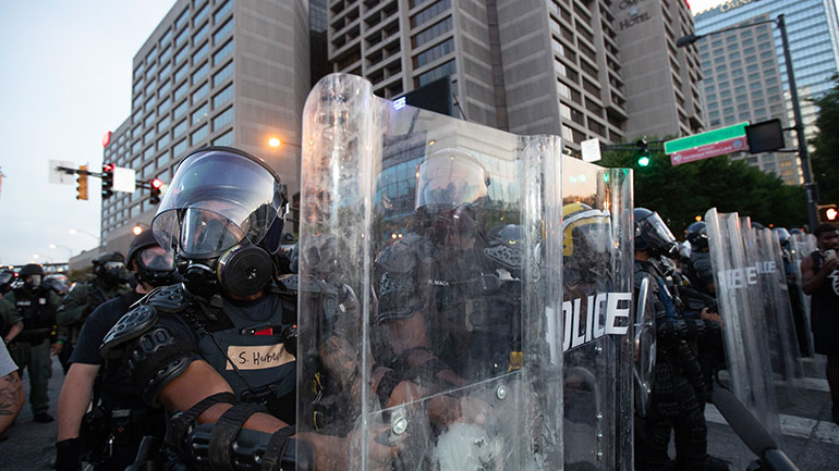 ΗΠΑ: Ένταλμα σύλληψης για 6 αστυνομικούς της Ατλάντα λόγω υπερβολικής χρήσης βίας