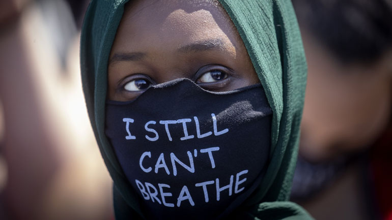 Η Ε.Ε. εκφράζει τον συγκλονισμό της για την «υπερβολική χρήση βίας» στις ΗΠΑ