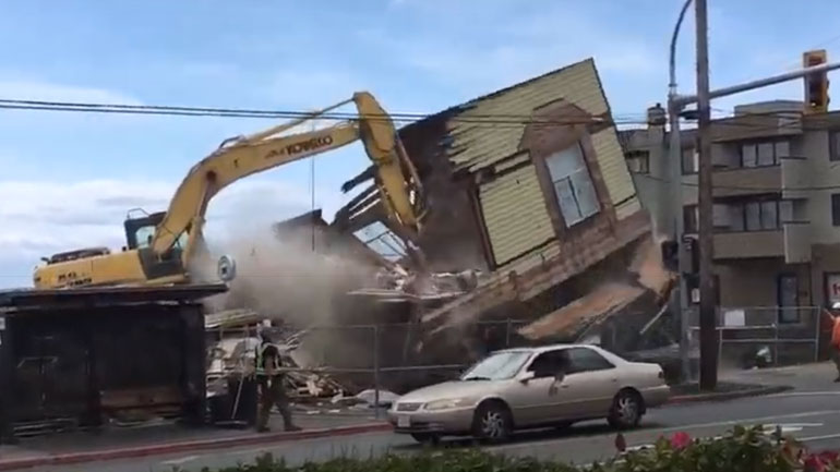Πεζός γλιτώνει παρά τρίχα από απρόσεκτη κατεδάφιση