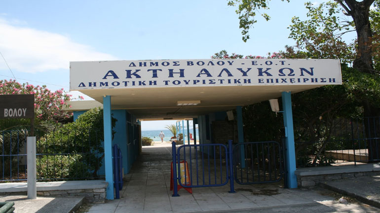 Βόλος: Άγνωστοι προκάλεσαν καταστροφές στην πλαζ των Αλυκών