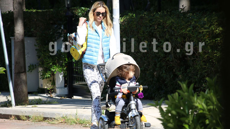 Μαρία-Λουίζα Βούρου: Βόλτα στο Χαλάνδρι με τον γιο της