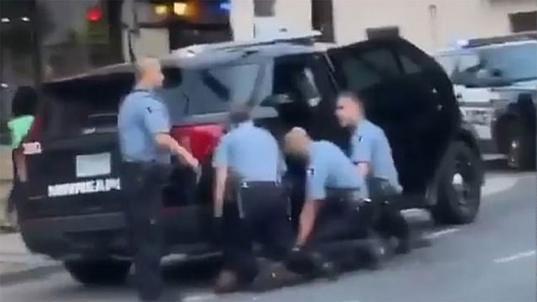 Δολοφονία Φλόιντ: Δίωξη για φόνο β’ βαθμού στον Τσόβιν – Κατηγορίες και στους άλλους τρεις αστυνομικούς