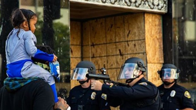 Εικόνα που σοκάρει από τις διαδηλώσεις στις ΗΠΑ: Αστυνομικός σημαδεύει με όπλο μικρό κοριτσάκι!