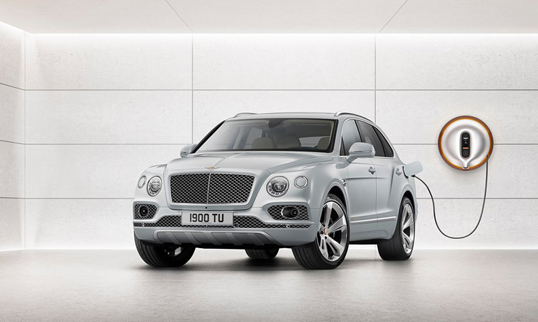 Η υβριδική Bentley Bentayga εφοδιάζεται με βενζίνη και... ρεύμα!