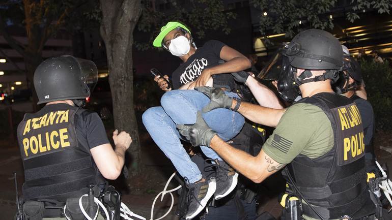Δίωξη σε έξι αστυνομικούς που χτύπησαν με τέιζερ δύο φοιτητές μέσα στο αυτοκίνητό τους στην Ατλάντα Δίωξη σε έξι αστυνομικούς που χτύπησαν με τέιζερ δύο φοιτητές μέσα στο αυτοκίνητό τους στην Ατλάντα