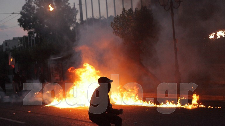 Δώδεκα προσαγωγές για τα επεισόδια έξω από την αμερικανική πρεσβεία