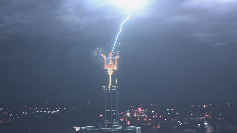 Η τρίαινα κεραυνοβολήθηκε!