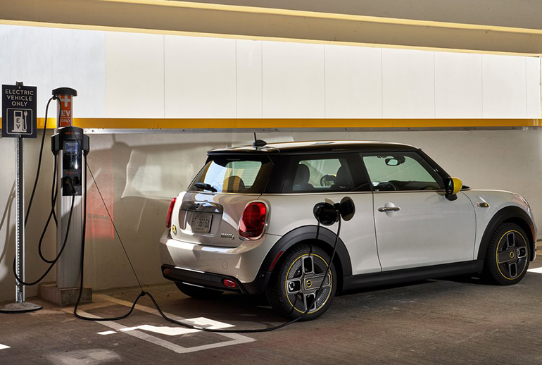 Αυτή τη χρονική στιγμή κυκλοφορούν στην Ελλάδα σχεδόν δέκα αμιγώς ηλεκτρικά μοντέλα (στη φωτό το MINI Coope SE)