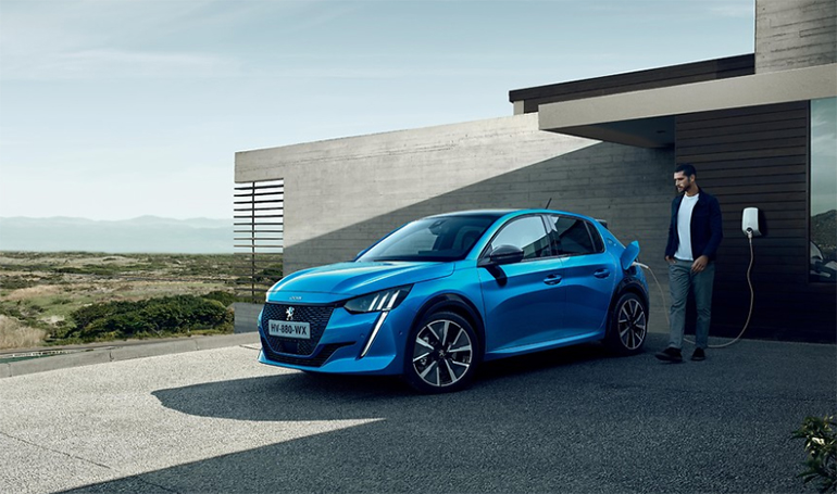 Όσοι θελήσουν να αποκτήσουν ηλεκτρικό αυτοκίνητο θα έχουν τουλάχιστον έως 6.000 ευρώ έκπτωση με απόσυρση και οικιακό φορτιστή (στη φωτό το Peugeot e-208)