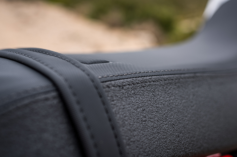 Η σέλα δεν είναι μόνο άνετη, αλλά φτιαγμένη και από πολύ ανθεκτικά υλικά που αντέχουν στη σκληρή χρήση και τον χρόνο...