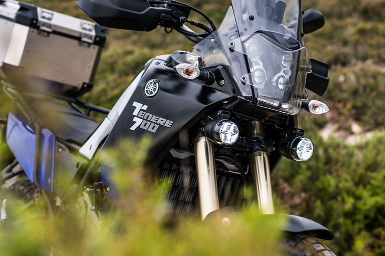 Το Ténéré 700 είναι διαθέσιμο σε τρεις χρωματισμούς, Ceramic Ice, Power Black και Competition White.