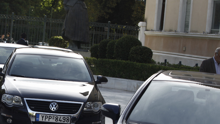 Αμερικανιές στη Βουλή – Ποιον περίμενε η μαύρη μερσεντές