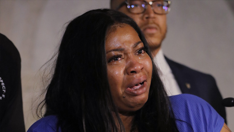 Συγκίνησε στην ομιλία της η μητέρα της κόρης του Φλόιντ: «Ο Τζορτζ δεν θα δει το παιδί του να μεγαλώνει»