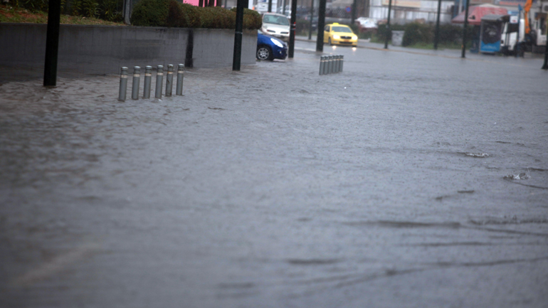 Κλειστή η Πειραιώς στο ύψος Χαμοστέρνας λόγω καταιγίδας