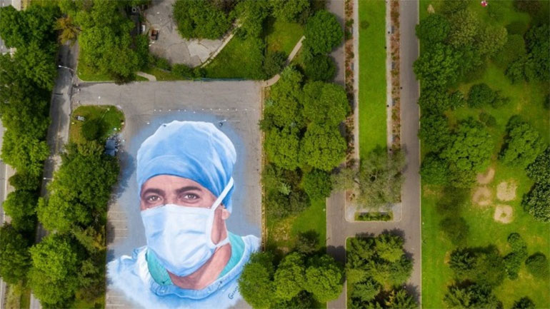 «Είμαστε το φως», μια τοιχογραφία για τους ισπανόφωνους Αμερικανούς υγειονομικούς