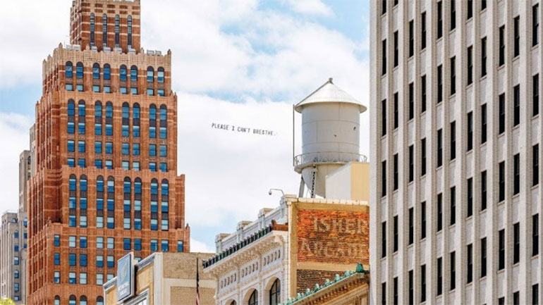 Στον ουρανό πέντε πόλεων των ΗΠΑ τα τελευταία λόγια του George Floyd