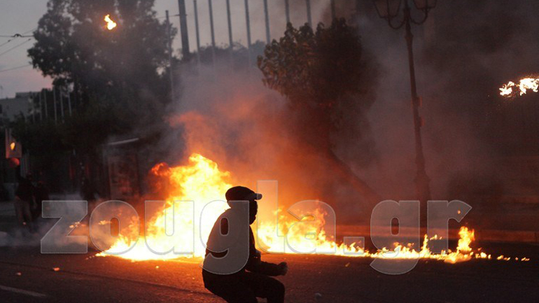 Πέντε συλλήψεις για τα επεισόδια έξω από την πρεσβεία των ΗΠΑ