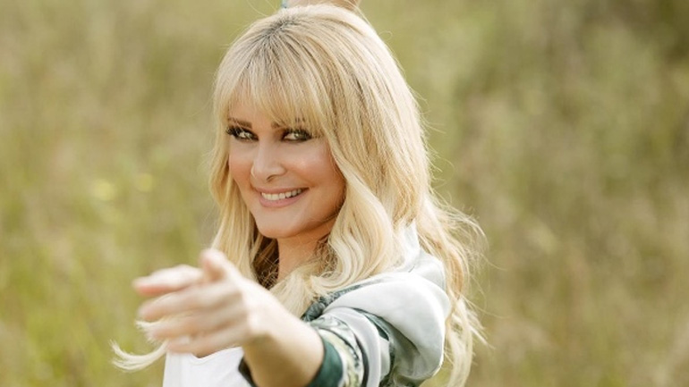 «Παραδόθηκα σε σένα»: Κυκλοφόρησε η νέα επιτυχία της Νατάσας Θεοδωρίδου