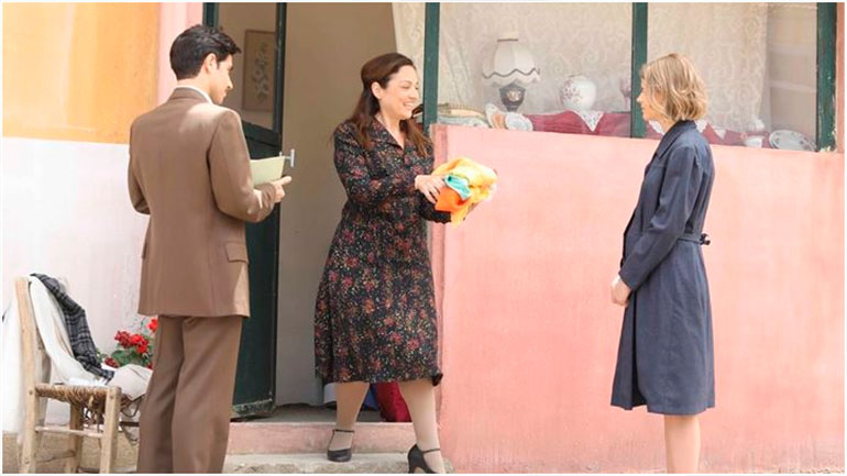 Άγριες Μέλισσες: Η Ελένη κάνει αγώνα για να κρατήσει τις ισορροπίες ανάμεσα στις αδελφές της