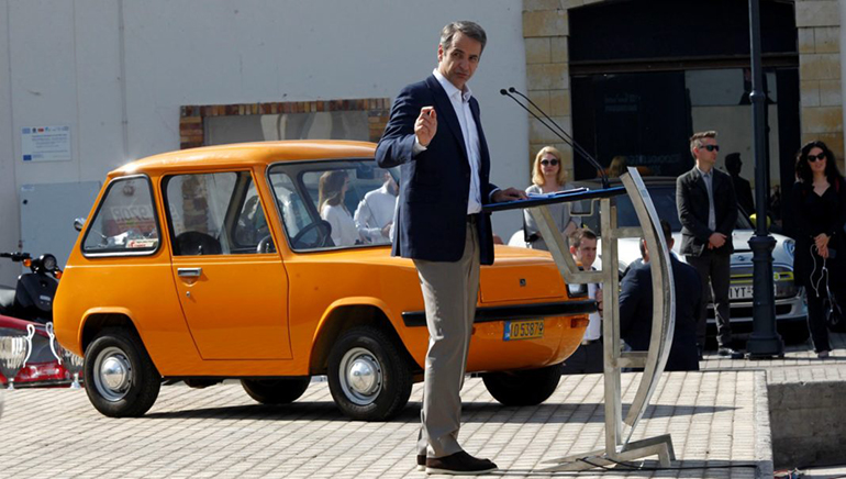 Ο Κυριάκος Μητσοτάκης δίπλα στο ελληνικό ηλεκτρικό Enfield E8000 που κατασκευάστηκε στη Σύρο. «Δίπλα μου έχω το πρώτο ηλεκτρικό αυτοκίνητο που κατασκευάστηκε στη Σύρο και θα μπορούσε να έχει αλλάξει την ιστορία. Εμφανίστηκε πριν από την εποχή του». 