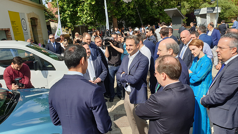 Ο Πρωθυπουργός Κυριάκος Μητσοτάκης συζητά με τον πρόεδρο του ΣΕΑΑ Γιώργο Βασιλάκη