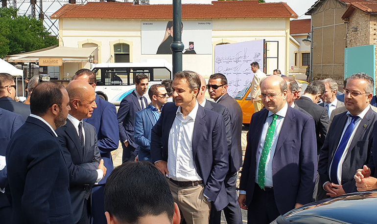 Συζήτηση του Κυριάκου Μητσοτάκη μετά το πέρας της εκδήλωσης με τον πρόεδρο της εταιρίας "Σφακιανάκης" Σταύρο Τάκη και τον Επικεφαλής της MINI, Μάνο Δρακωτό (αριστερά)