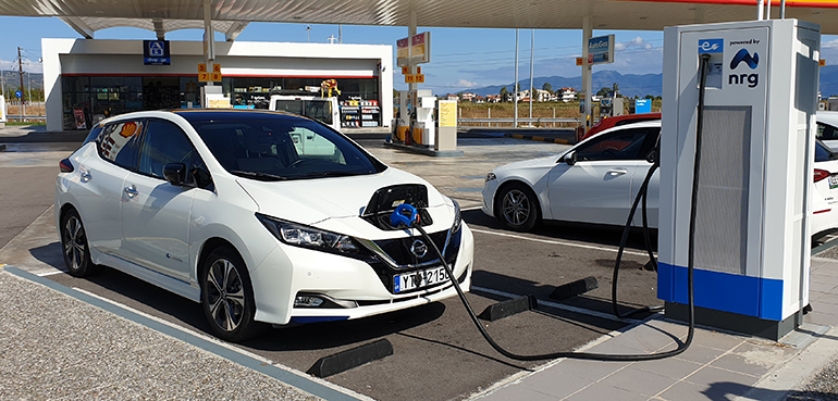 Μέχρι τα τέλη της επόμενης χρονοάς σε όλο το εθνικό οδικό δίκτυο θα υπάρχουν σταθμοί φόρτισης ηλεκτρικών οχημάτων