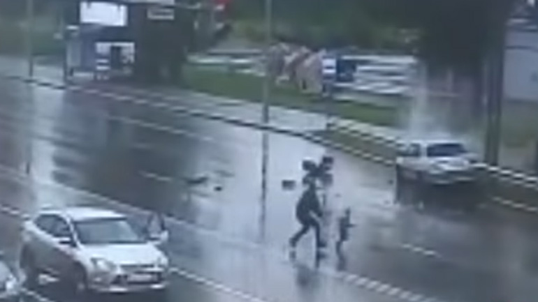 Οδηγός σώζει παιδάκι την τελευταία στιγμή!