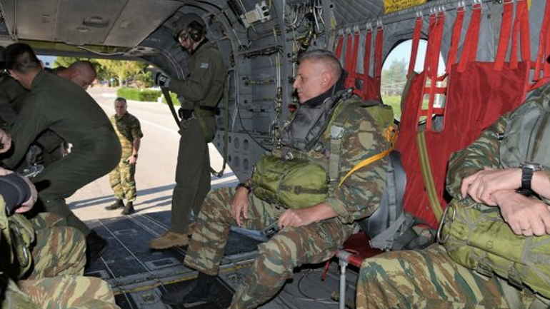 Ο Αρχηγός ΓΕΕΘΑ σε ελεύθερη πτώση – Συμμετείχε σε άσκηση των Ειδικών Δυνάμεων