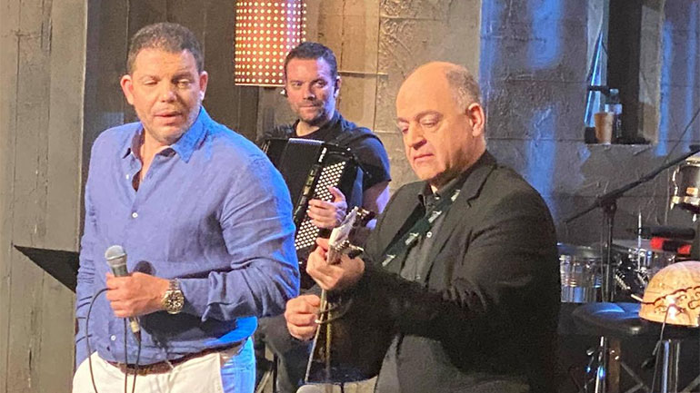 Γρηγόρης Μπιθικώτσης: Στα backstage του «Στην Υγειά μας» – Αφιέρωμα στα παιδιά τριών «θρύλων» του πενταγράμμου