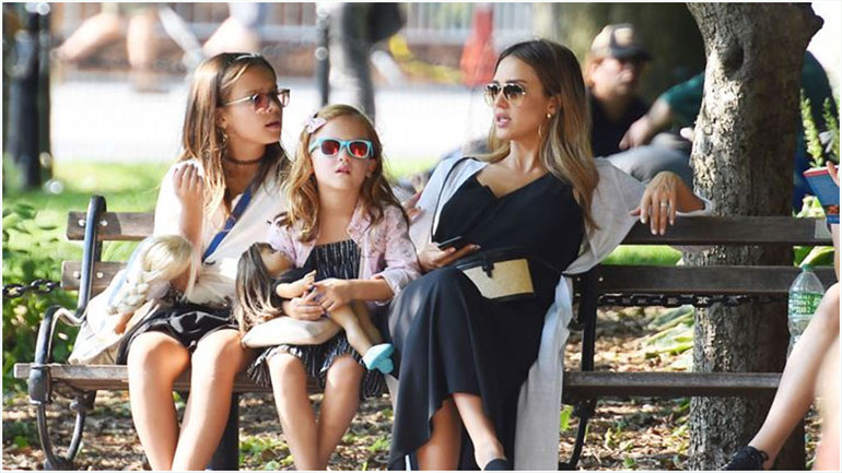 Η Jessica Alba συγκινεί μιλώντας στα παιδιά της για τον ρατσισμό