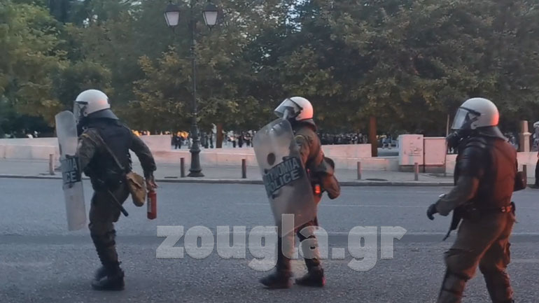 Πετροπόλεμος και κυνηγητό στο Σύνταγμα