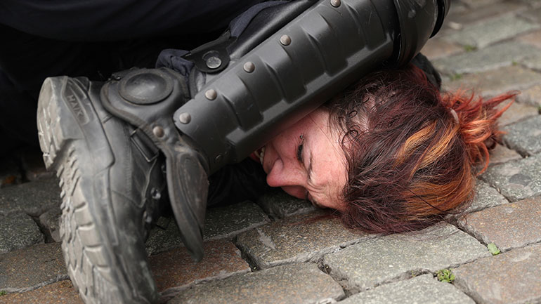 Η Μινεάπολη θα απαγορεύσει το κεφαλοκλείδωμα από αστυνομικούς μετά τον φόνο του Φλόιντ