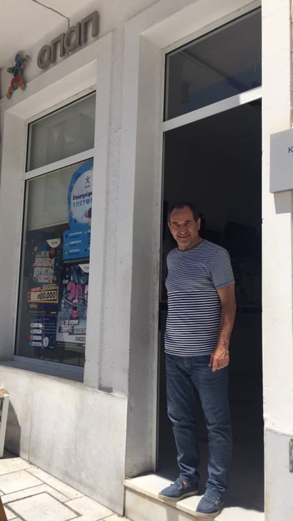 Ο Βασίλης Κληρονόμος, ιδιοκτήτης του τυχερού πρακτορείου ΟΠΑΠ στη Νάξο με αριθμό 126035