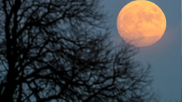 Έκλειψη σελήνης το βράδυ της Παρασκευής: Το φεγγάρι περνάει μέσα από την παρασκιά της Γης