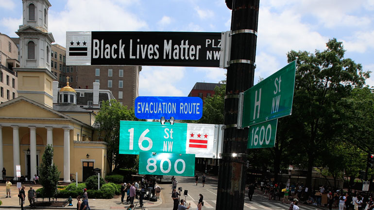 Δρόμος μπροστά από τον Λευκό Οίκο μετονομάζεται σε “Black Lives Matter”