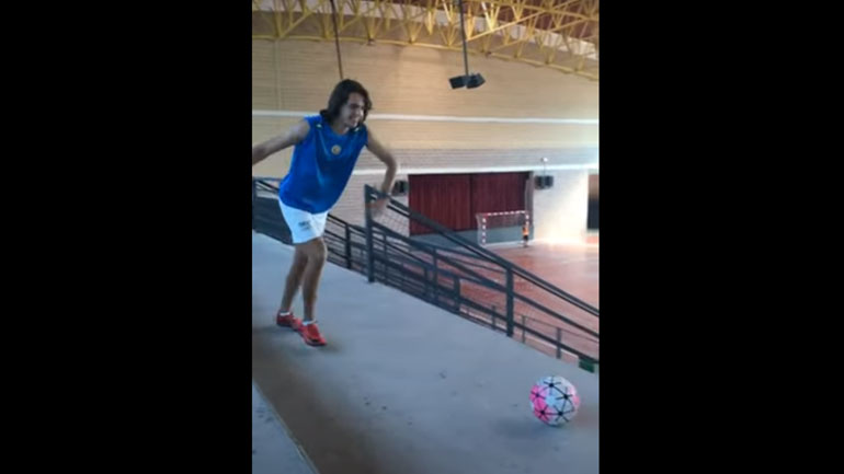 Θεαματικό τρίποντο από… ποδοσφαιριστή