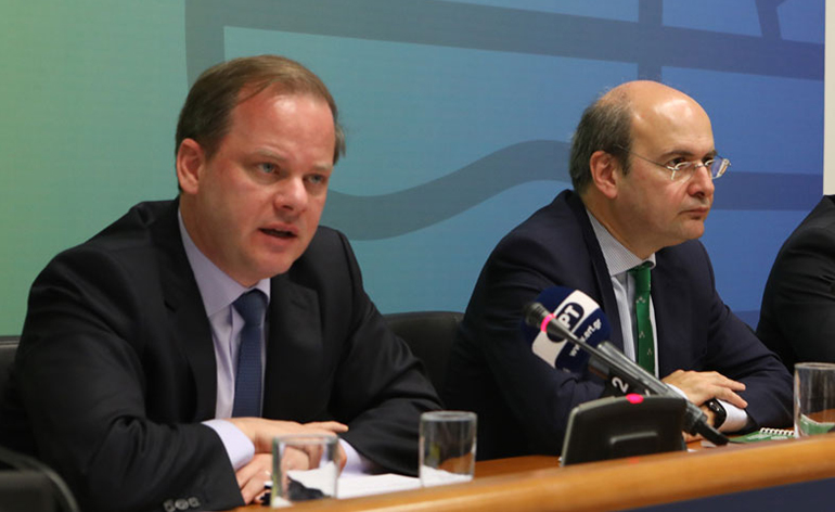 Κωστής Χατζηδάκης (δεξιά) και Κώστας Καραμανλής