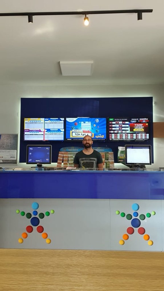 Ο Κωνσταντίνος Χριστόγλου, ιδιοκτήτης του τυχερού πρακτορείου ΟΠΑΠ στην Ηγουμενίτσα με αριθμό 123309