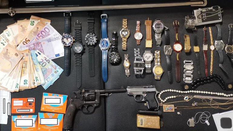 Κοσμήματα και ρολόγια αξίας 500.000 είχε κλέψει σπείρα διαρρηκτών από σπίτια της Αττικής