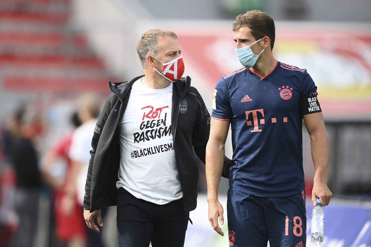 Ο προπονητής της Μπάγερν Χάνσι Φλίκ με μπλουζάκι που έχει αντιρατσιστικό μήνυμα