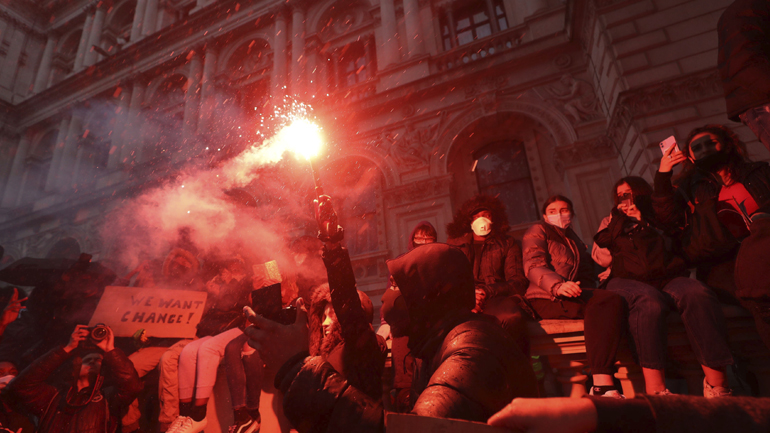 Συγκρούσεις διαδηλωτών με έφιππους αστυνομικούς στο Λονδίνο