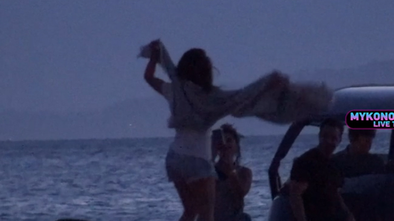Γέμισε κόσμο η Μύκονος – Γεμάτα καφέ και μπαρ – Πάρτι στις θαλαμηγούς